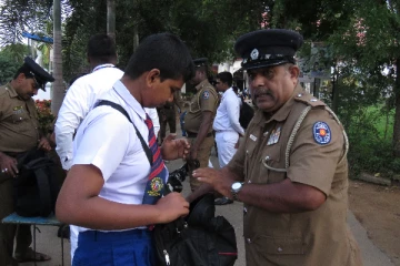 பிரபல ஆண்கள் பாடசாலை ஒன்றினுள் திடீரென நுழைந்த பொலிஸாரால் பரபரப்பு!(Photos)