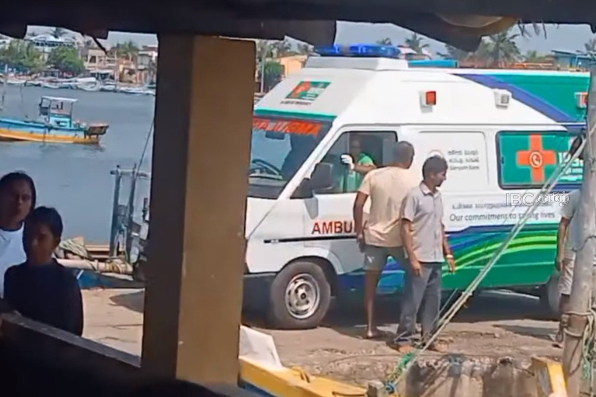 குருநகர் இறங்குதுறையிலிருந்து புறப்பட்ட படகு விபத்து...! நீரில் மூழ்கிய பலர் - மீட்பு நடவடிக்கை தீவிரம் | Jaffna Kurunagar Boat Capsizes One Dead