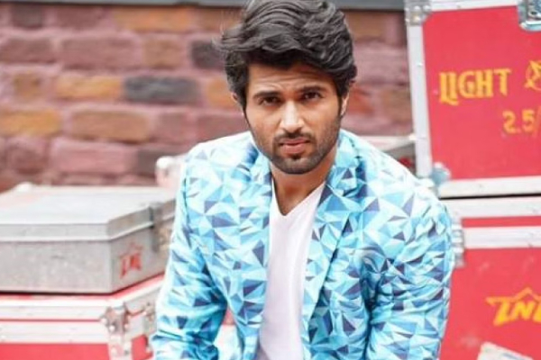 விஜய் தேவரகொண்டாவுடன் டேட்டிங் செல்ல விரும்பும் பாலிவுட் நடிகை! யார் தெரியுமா