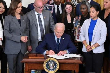 துப்பாக்கி கலாச்சாரத்திற்கு செக் வைத்த ஜோ பைடன்., புதிய சட்டத்தில் கையெழுத்து