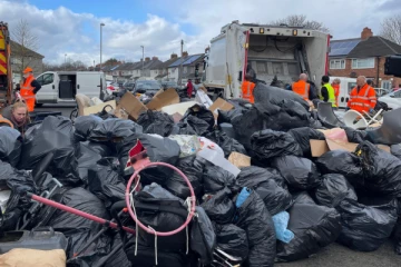 வேலைநிறுத்த போராட்டம்; குப்பைகளால் நிரம்பிய இங்கிலாந்து