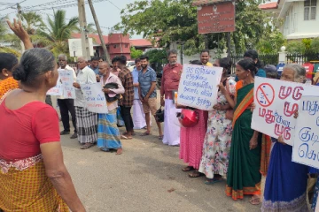 மதுபான நிலையத்தின் அனுமதியை இரத்து செய்யக் கோரி பிரதான வீதியை மறித்த மக்கள் (Photos)