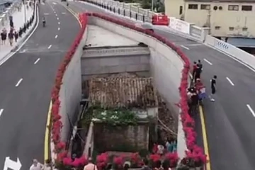 பரபரப்பான சாலைக்கு நடுவே வீடு: 10 ஆண்டுகளாக சீன அதிகாரிகளை அலறவிட்ட பெண்