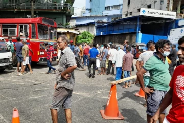 கொழும்பின் முக்கிய சந்தியில் வீதிகளை மறித்த ஆர்ப்பாட்டக்காரர்கள்! போக்குவரத்து ஸ்தம்பிதம் (Live)