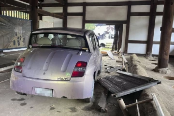 கார் விபத்தால் சேத­ம­டைந்­த ஜப்­பானின் மிகப் பழை­மை­யான கழி­வறை!