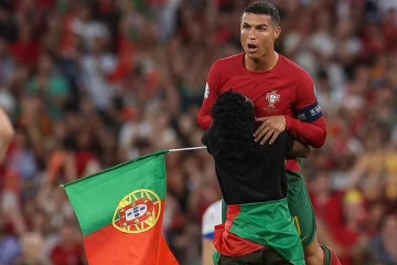 மைதானத்தில் ரொனால்டோவை கட்டியணைத்து தூக்கிய ரசிகர்! வைரல் வீடியோ