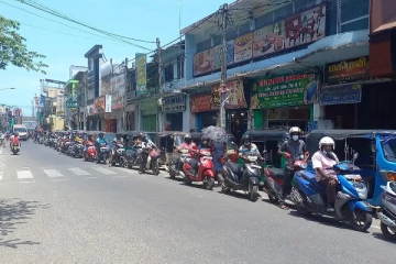 யாழில் நீண்ட வரிசையில்  காத்திருக்கும் மக்கள்!