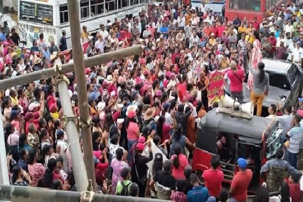 ஏட்டிக்கு போட்டியாக ஆளும், எதிர்க்கட்சிகள் ஆர்ப்பாட்டம் | Matugama Protests By Government And Opposition ஏட்டிக்கு போட்டியாக ஆளும், எதிர்க்கட்சிகள் ஆர்ப்பாட்டம் | Matugama Protests By Government And Opposition