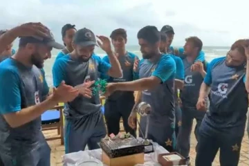 இலங்கைக்கு எதிரான முதல் வெற்றி: கேக் வெட்டி கொண்டாடிய பாகிஸ்தான் வீரர்களின் வீடியோ