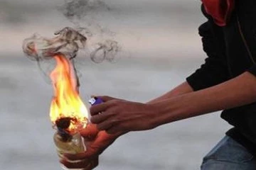 யாழில் வாள்வெட்டு குழு பெற்ரோல் குண்டு தாக்குதல்!