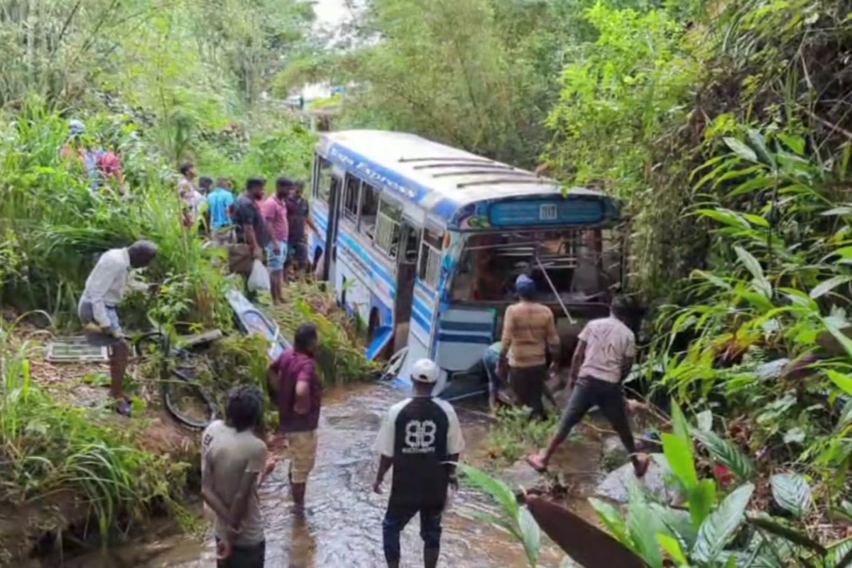 பள்ளத்தில் கவிழ்ந்த பேருந்து ; ஒருவர் பலி ; 22 பேர் காயம் | Bus Overturned Into Ditch One Person Dead