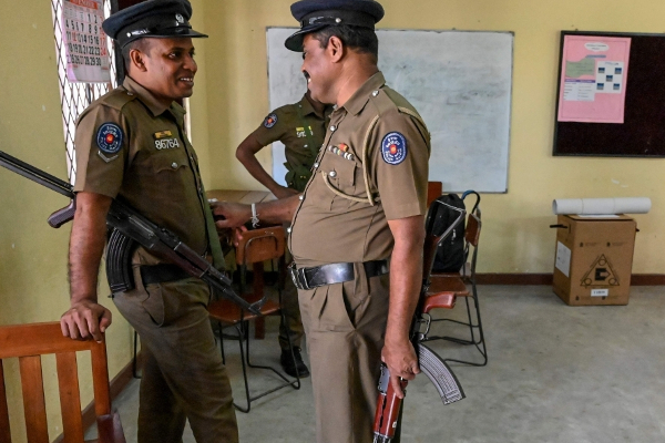 சிகிச்சைக்கு சென்ற சிறுமி வன்புணர்வு- தலைமறைவான வைத்தியர் சரணடைந்தார் | Karapitiya Doctor Arrested For Abusing A Girl சிகிச்சைக்கு சென்ற சிறுமி வன்புணர்வு- தலைமறைவான வைத்தியர் சரணடைந்தார் | Karapitiya Doctor Arrested For Abusing A Girl