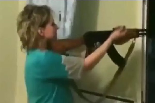 அதிக சத்தத்துடன் பாட்டு கேட்ட பக்கத்து வீட்டுக்காரர் ; பெண் துப்பாக்கிச் சூடு | Woman Shot By Neighbor After Hearing Loud Music