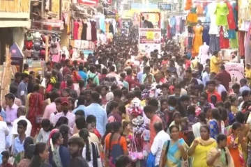 சூடு பிடித்தது தீபாவளி விற்பனை; புத்தாடைகளை வாங்க குவிந்த மக்கள்