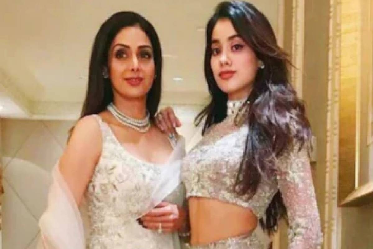 ப்ரமோஷன் நிகழ்வில் மறைந்த நடிகை ஸ்ரீதேவியின் மகளுக்கு நேர்ந்த அதிர்ச்சி! படுவைரலாகும் வீடியோ | Janhvi Kapoor Shocked By Fan Activity Video Viral ப்ரமோஷன் நிகழ்வில் மறைந்த நடிகை ஸ்ரீதேவியின் மகளுக்கு நேர்ந்த அதிர்ச்சி! படுவைரலாகும் வீடியோ | Janhvi Kapoor Shocked By Fan Activity Video Viral