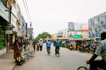 யாழில் வீதியால் சென்ற   மாணவனிடம் கொள்ளையர்கள் அட்டகாசம்!