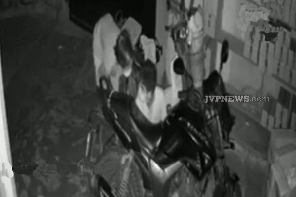 யாழில் வீடொன்றிற்குள் புகுந்து பெற்றோலை திருடிய இருவர்! (Photos) | Two People Broke Into A House Jaffna Petrol Theft
