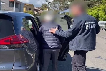 இலங்கை அதிகாரிகளுக்கு இலஞ்சம் வழங்கிய இரு அவுஸ்திரேலியர்கள் கைது