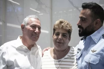 தன் வீட்டுக்குள் ஹமாஸ் ஆயுதக்குழுவினர் இருப்பதைக் கண்ட இஸ்ரேல் பெண்மணி செய்த சமயோகித செயல்: ஹீரோ என புகழ்ச்சி