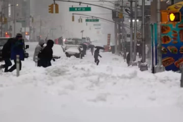 அமெரிக்காவை ஆட்டிப்படைக்கும் பனிப்புயல்; உயர்வடையும் பலி எண்ணிக்கை