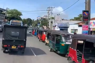 நாட்டில் ஏற்பட்டுள்ள பொருளாதார நெருக்கடி: வத்தளை தொடக்கம் கொழும்பு வரை பதிவான காட்சி (Video)