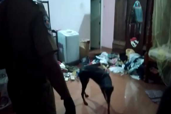 பொலிஸ் பொறுப்பதிகாரி ஒருவரின் வீட்டில் கொள்ளை! | Robbery At The House Of A Police Officer
