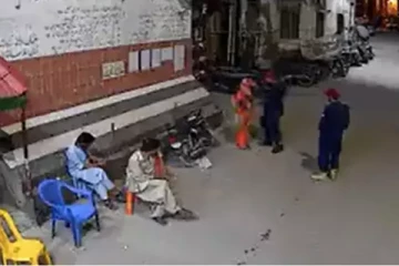 கர்ப்பிணி பெண்ணை எட்டி உதைத்த கொடூர சம்பவம்