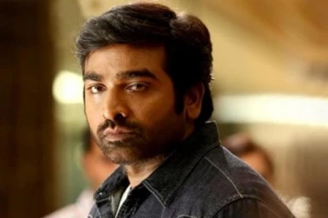 விமான நிலையத்தில் தீடீரென விஜய் சேதுபதியை தாக்க வந்த நபர்.. அனைவரையும் அதிர்ச்சியாக்கிய வீடியோ