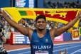 ශ්‍රී ලංකා ධජය ජාත්‍යන්තරයේ ඉහළට ඔසවමින් පාලිත බණ්ඩාරගෙන් පොදුරාජ්‍ය මණ්ඩලීය ක්‍රීඩා උළෙලේ රිදී පදක්කමක්