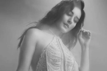 மேலாடை சரிய கவர்ச்சியில் தாராளம்!! பாலிவுட் போனதும் ஆளே மாறிப்போன நடிகை ராஷி கண்ணா