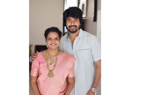 மனைவியுடன் இருக்கும் அழகிய புகைப்படத்தை வெளியிட்ட சிவகார்த்திகேயன் - வர்ணிக்கும் ரசிகர்கள்; | Actor Sivakarthikeyan Wif Cute Pic Viral