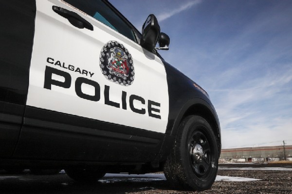 கனடாவில் இடம் பெற்று வரும் புதிய மோசடி குறித்து எச்சரிக்கை | Fraudsters Posing As Calgary Police