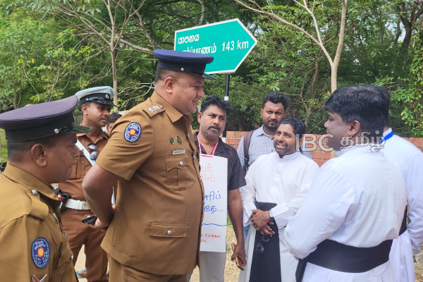 மன்னார் காற்றாலை திட்டத்தை நிறுத்துங்கள் : வவுனியாவில் மனிதச்சங்கிலி போராட்டம்! | Stop The Mannar Wind Farm Project Protest Vavuniya