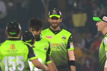 மைதானத்தில் சக வீரரின் கன்னத்தில் அறைந்த பாக்.வீரர்: அதிர்ச்சியடைந்த ரசிகர்கள்! (Video)