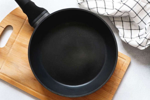 Non-stick சமையல் பாத்திரங்களுக்கு தடை... கனேடிய நிபுணர்களின் ஆலோசனை | Canada Bc To Consider Ban On Non Stick Cookware