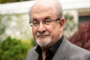 திடீரென மேடையில் பிரபல எழுத்தாளர் கழுத்தில் குத்திய மர்ம நபர்!