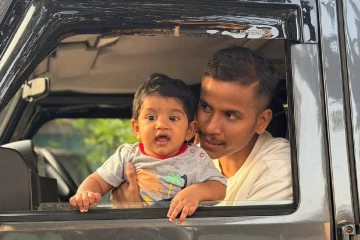 අශේන් සේනාරත්න පුතත් එක්කම බුකිය කළඹයි[PHOTOS]