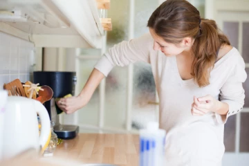 தினமும் பயன்படுத்தும் மிக்ஸியில் நாற்றம் வீசாமல் இருக்க... இந்த ஒரே ஒரு பொருள் போதும்!