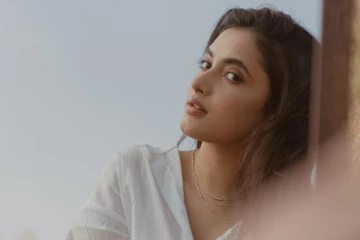 பிரியங்கா அருள்மோகன் கண்ணாடி முன் எடுத்த வித்தியாசமான போட்டோஷூட்