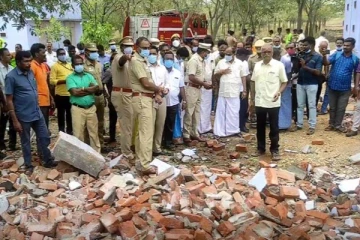 தனியார் பட்டாசு ஆலையில் தீ விபத்து - 4 பேர் இடிபாடுகளில் சிக்கி பலி