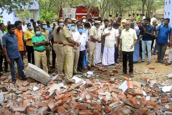 தனியார் பட்டாசு ஆலையில் தீ விபத்து - 4 பேர் இடிபாடுகளில் சிக்கி பலி - தமிழ்நாடு