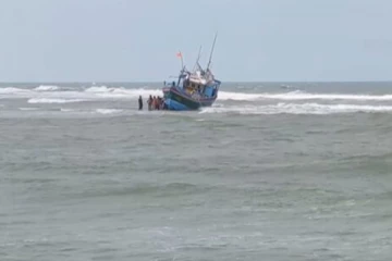 முல்லைத்தீவு கடலில் கரையொதுங்கிய ஆழ்கடல் மீன்பிடி படகு!