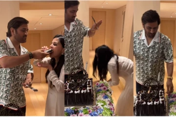 43வது பிறந்தநாள் கொண்டாட்டம்., தோனியின் கால்களைத் தொட்டு கும்பிட்ட சாக்ஷி