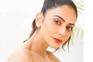 எலும்பு தெரியும் அளவிற்கு ஒல்லி! மாலத்தீவு கடற்கரையில் நடிகை ரகுல் பிரீத்