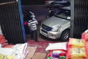 රටම පුදුම කරවපු පරිප්පු සොරකම (CCTV VIDEO) ප්රදේශ කිහිපයකින් තක්කාලි,මිරිස් සහ ලූනුත් සොරකම් කරයි.