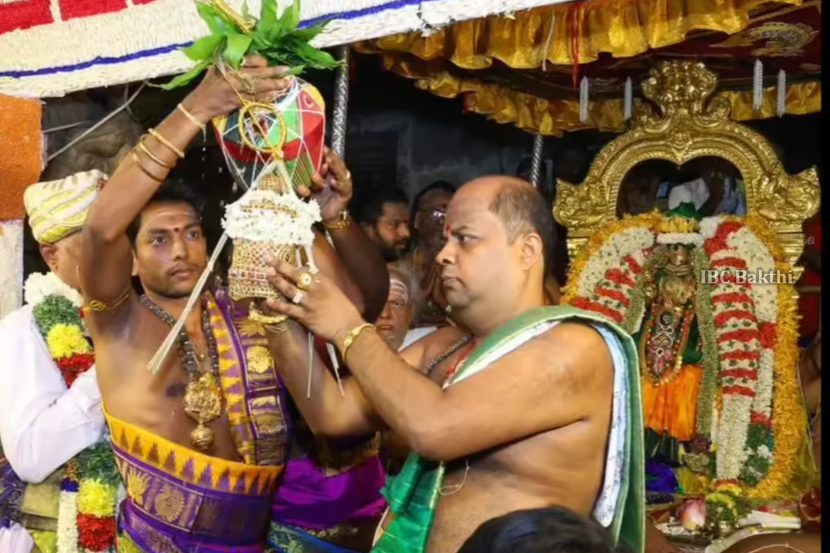 மீனாட்சி அம்மனுக்கு ஏன் ஒவ்வொரு வருஷமும் பட்டாபிஷேகம் நடக்கிறது தெரியுமா? | Reason Behind Meenatchi Amman Pattabhishekam