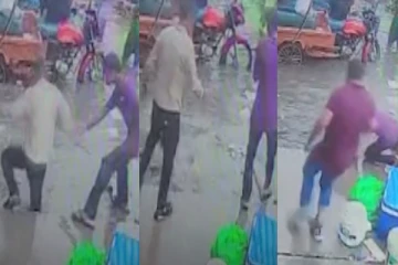 3 அடி வாய்க்காலில் தேங்கி நின்ற மழைநீர் - அடுத்தடுத்து விழுந்த நபர்கள் - அதிர்ச்சி வீடியோ!