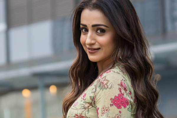 மீண்டும் உச்சத்திற்கு வந்த த்ரிஷா.. கைவசம் இத்தனை படங்களா? | Trisha Has Too Many Movie Offers