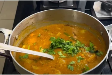 சாதத்துக்கு ஏற்ற அரைச்சுவிட்ட சாம்பார் கறி - இலகுவாக செய்வது எப்படி?