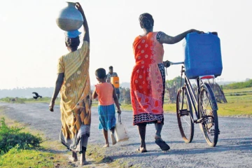 யாழ் பொலிஸாரால் நீரின்றி வாடும் காரைநகர் மக்கள்